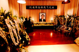 陈逸飞少妻宋美英哭守灵堂 陈家新房变灵堂(图