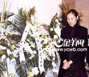 陈逸飞对年轻妻子宋美英(左)和长子陈凛(右)都倾注了很深的感情和
