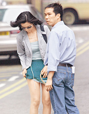 开房事件后首度露面 李冰冰险当街走光(图)