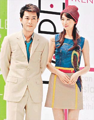 林志玲走光急掩下身 怪记者拍得太明显(组图)