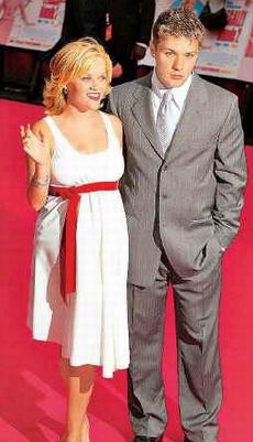 美女明星麻烦多:遭狗仔队围堵 隐私被窃听(图)