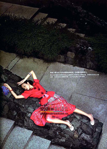 另类莫文蔚性感难掩 春色无边随裙角四溢(组图