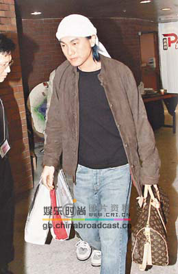 F4低调赴港拍广告 朱孝天毛巾束头眼睛红肿(图