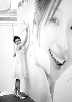 为新广告片亮相 徐若瑄后悔过去拍写真集(图)