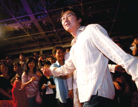 记者夜访探鹏菲吧 孙红雷与美女热舞狂欢(组图