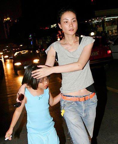 王菲一家人过父亲节 见到媒体慌张离开(组图)