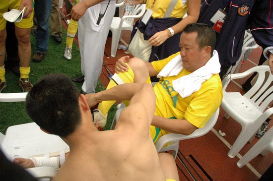 曾志伟参加明星足球队谊赛受伤 腿筋断裂(组图