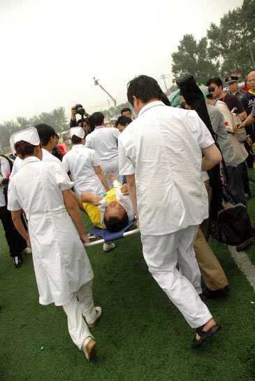 曾志伟参加明星足球队谊赛受伤 腿筋断裂(组图