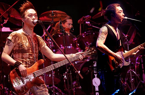 黄家驹死忌 家人歌迷冒雨坟前拜祭告慰亡灵(图