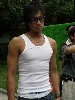 <em>何润东</em>上海<em>代言</em>内衣+露出<em>内裤</em>尴尬走秀(组图)