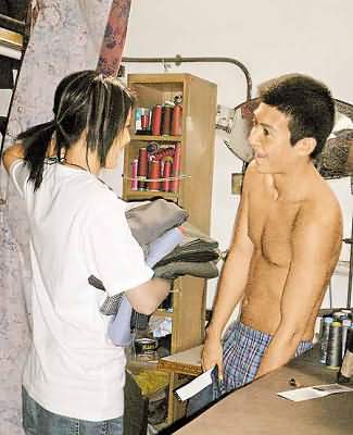 帅哥给美女裤头脱下来按摸视频_女星夜店不雅嗨照盘点张柏芝与帅哥贴身暧昧