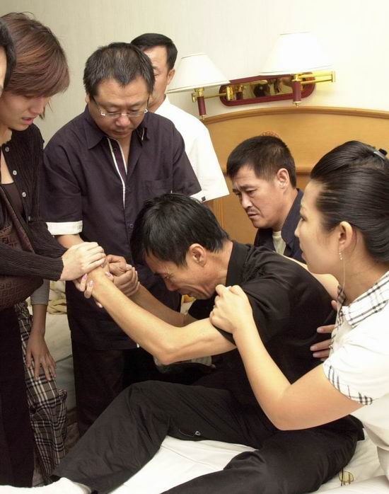 赵本山范伟长春悼高秀敏 铁三角冰释前嫌(组图)_更多新闻_中国经济网--国家经济门户