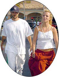 布兰妮长裙滑落内裤走光 如厕被拒之门外(图)