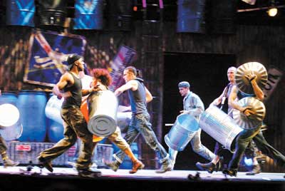 上海演出场面火爆 STOMP让观众拍红了手(图