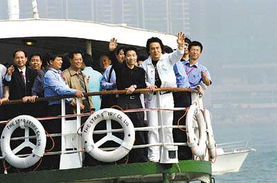 伏明霞宴请成龙作陪 杨利伟旋风在港兴起(附图