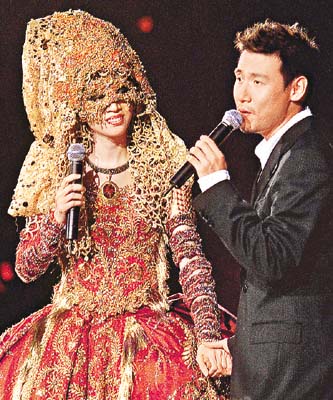 梅艳芳演唱会香港开演 宫廷婚纱魅力惊人(组图