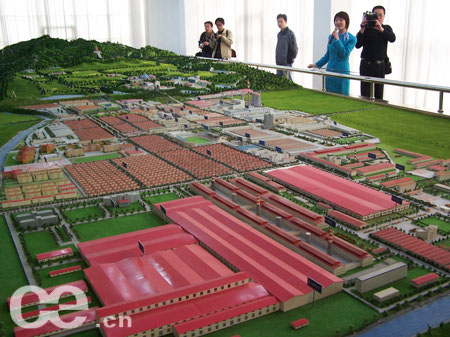 网络媒体采访团参观纺织起家的烟台南山集团精