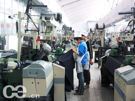 网络媒体采访团参观纺织起家的烟台南山集团精