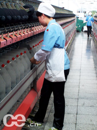 网络媒体采访团参观纺织起家的烟台南山集团精