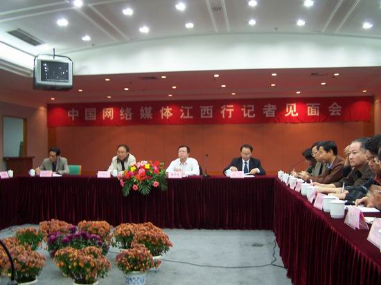 鹰潭市市委副书记董仚生,副市长史可,市政府秘书长杨晓群等向记者介绍