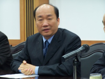 组图一:记者见面会 13日晚,景德镇市委书记许爱民