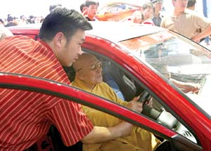 车展花絮:车模晕倒 93岁老人试驾赛车(图)