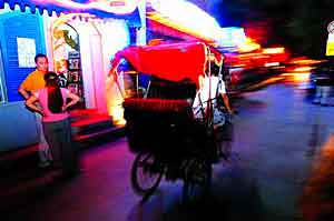 ���У����ֳ��ϰ���ҹ��ͬ(��ͼ)