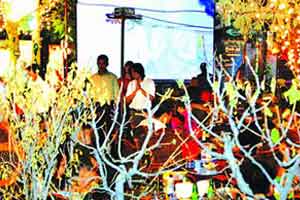 ���У����ֳ��ϰ���ҹ��ͬ(��ͼ)