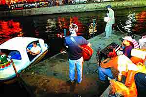 ���У����ֳ��ϰ���ҹ��ͬ(��ͼ)