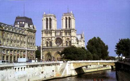 塞纳河中的巴黎圣母院