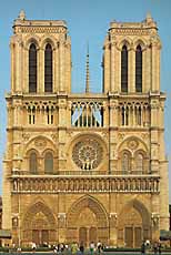 塞纳河中的巴黎圣母院