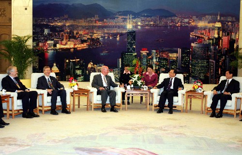 5月18日,国务院总理温家宝在北京会见出席《财富》全球论坛企业家代表。