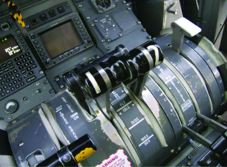 油门杆操作错误险些使冲8支线客机的发动机报废