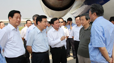 国务委员兼国务院秘书长马凯考察arj21700飞机