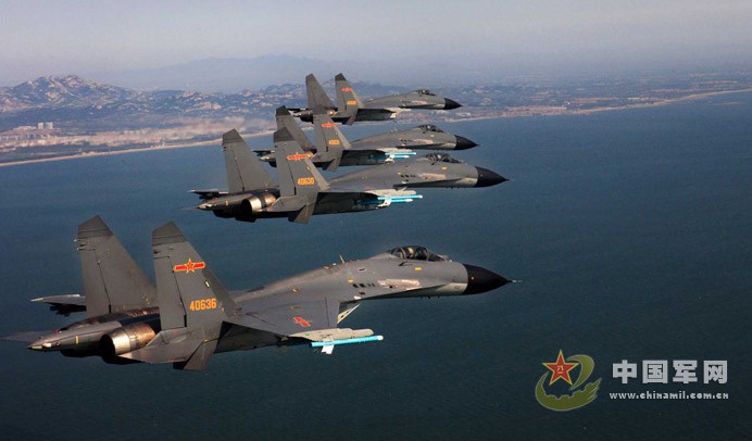 我军新型歼11b重型战机群练超低空突防中距弹攻击_航空产业_中国经济