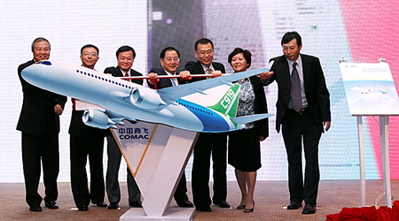 决策,组建中国商飞公司是实施大型客机项目,自主发展我国民用飞机产业