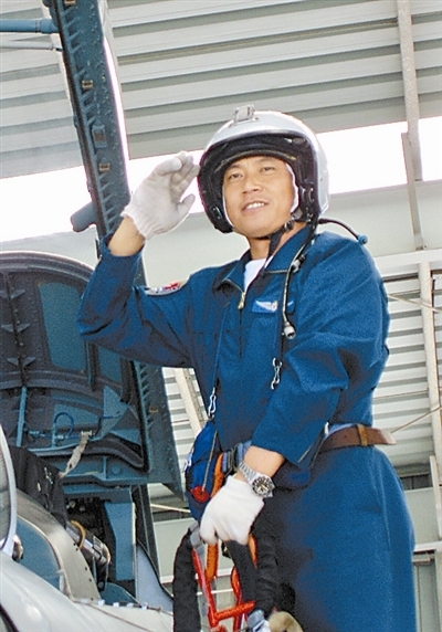 海军航空兵某师师长魏文徽新型战机实弹射击百发百中