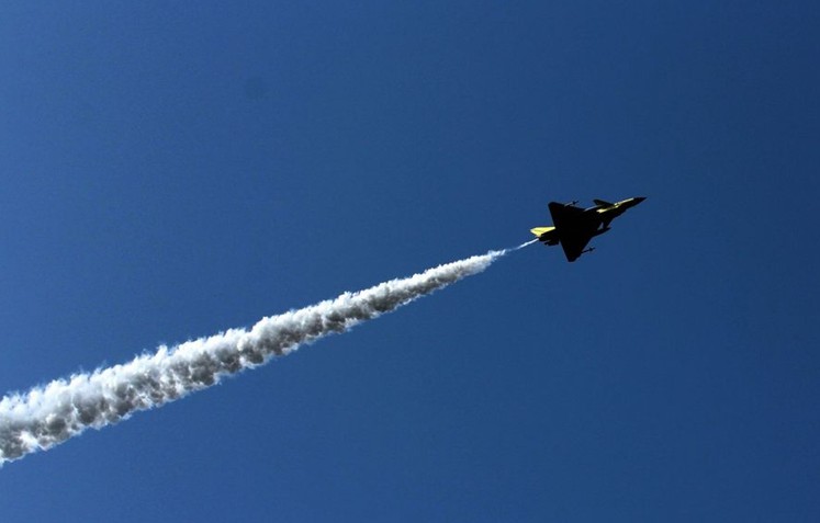 震撼!歼-10战机试飞时空中放油[组图]