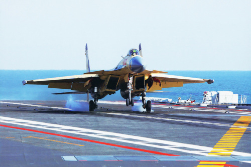 歼-15战机降落辽宁舰甲板