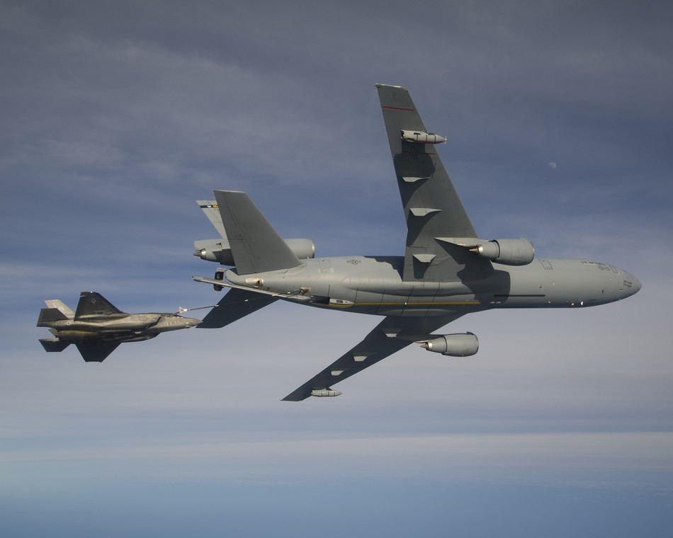 这角度看f35空中加油很带劲高清图