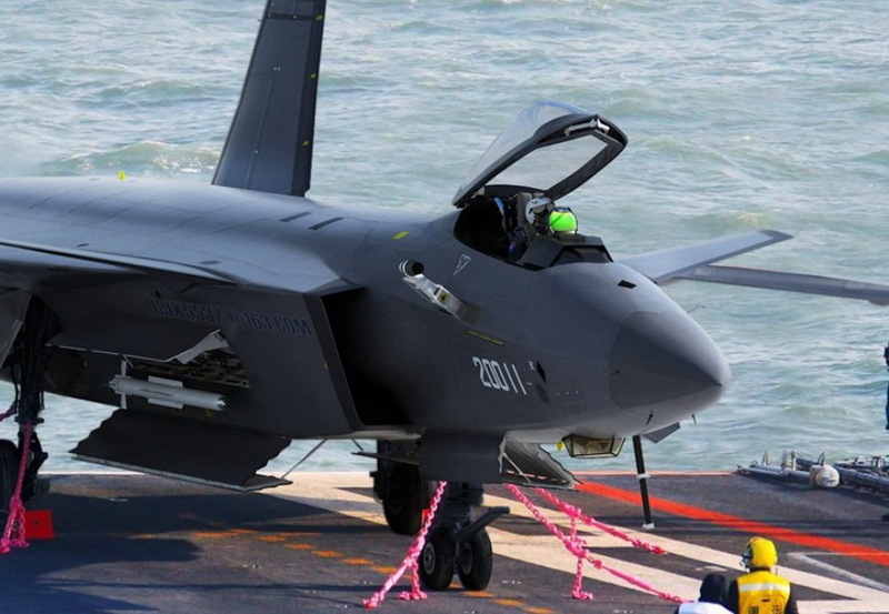 高清:前掠翼版歼-20舰载机上舰cg猛图