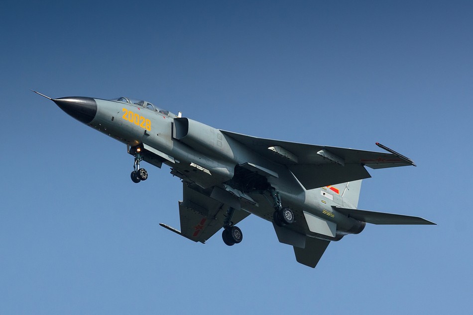 高清:解放军飞豹战机进行飞行训练_航空产业_中国经济网