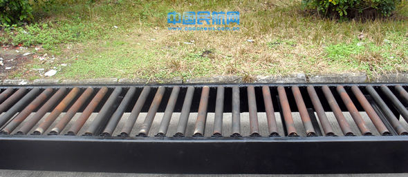 一条货物滚轴传送带