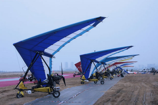 动力悬挂滑翔机整装待发