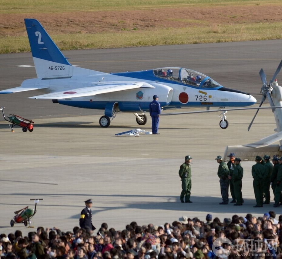 日本空自队在航展上大秀飞行空降绝技