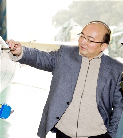 张弘为来访客户讲解飞机.