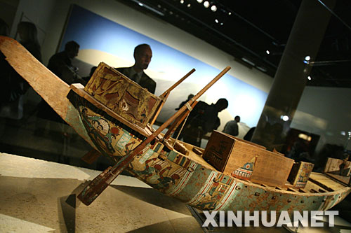 11月13日,参观者在英国伦敦o2展览中心举行的"图坦卡蒙及法老的黄金