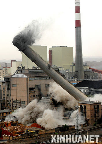 6月16日,宁夏英力特中宁电厂烟囱被爆破拆除.