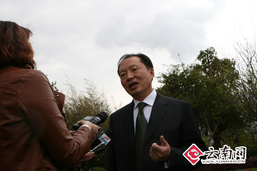 中共大理白族自治州州委书记刘明正在接受媒体专访