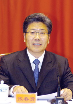 新老书记亲切握手.(本报记者刘建光摄)